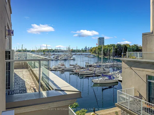32 Stadium Rd #377, Toronto, ON M5V 3P4