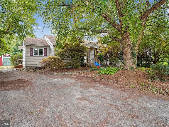 4th image of 404 Railroad Ave