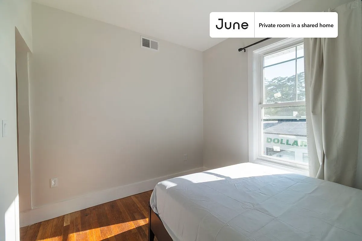 Queen bedroom in 5 bed/2 bath home in Roxbury #1900 B — Photo 3