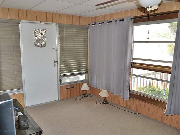 5th image of 905 Poinsettia St