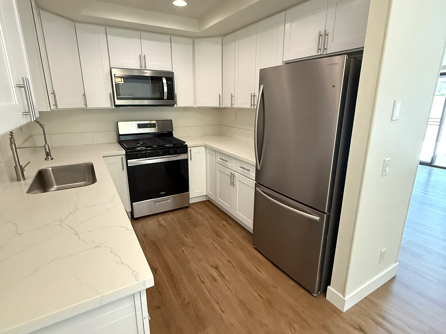 3 bed, 1057 sqft, $3,500 — Photo 3