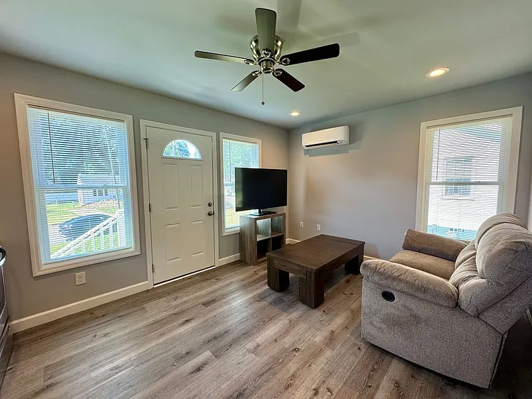 513 Pleasant St — Photo 3