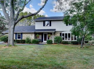 10634 Crestview Dr, Cedarburg, WI 53012