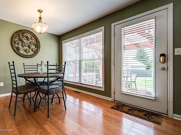 5th image of 165 Beechwood Ave