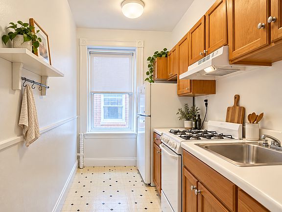 3rd image of 1822-1824 Beacon St #7