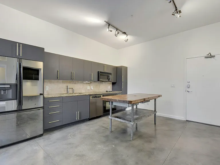 2124 E 6th St #202 — Photo 10