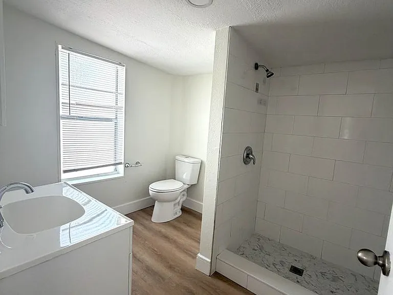 11-19 W Eagle Ave — Photo 2