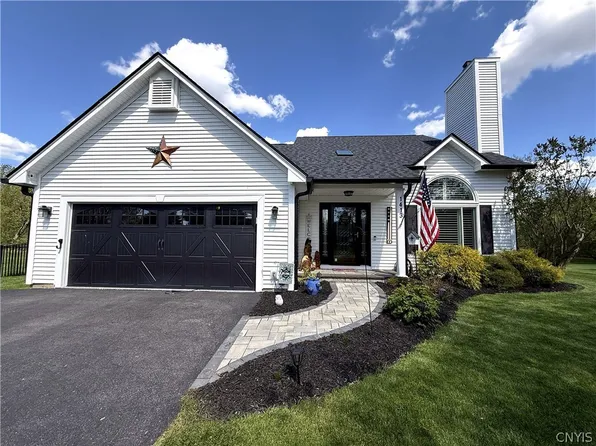 1413 Creek Point, Farmington, NY 14425