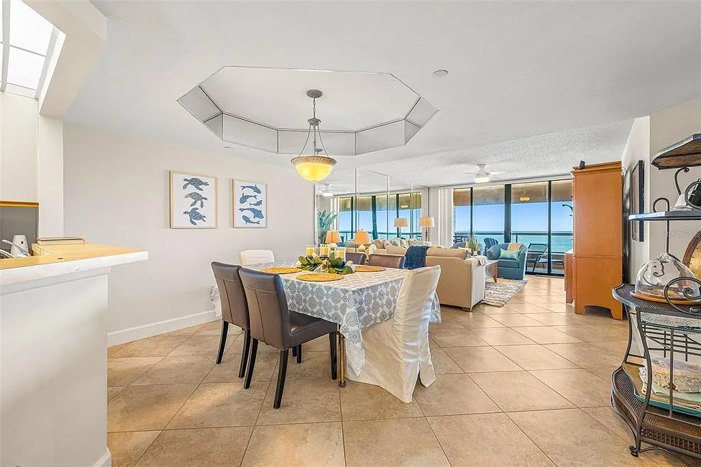 2 bed, 2.5 bath, 1570 sqft, $6,000 — Photo 4