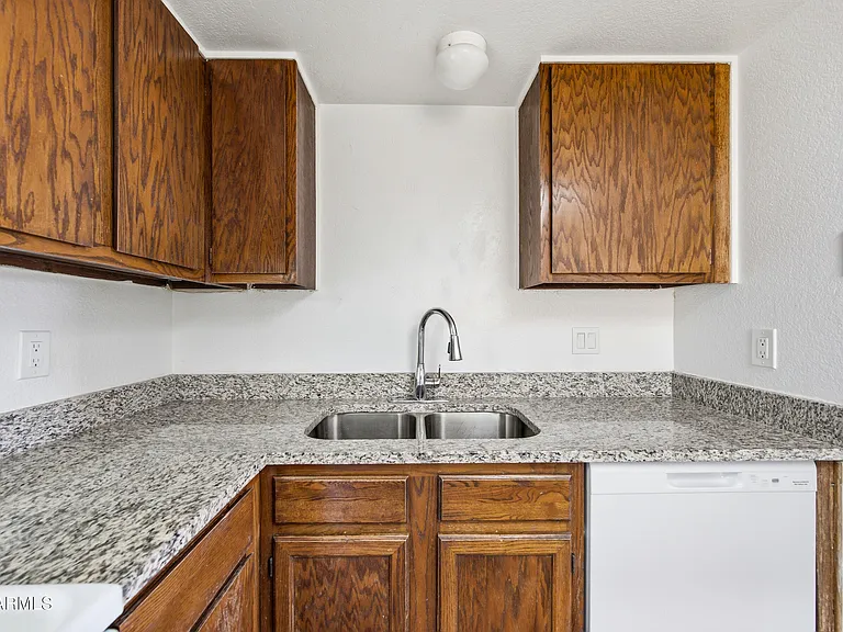 436 W Clark St #202 — Photo 7
