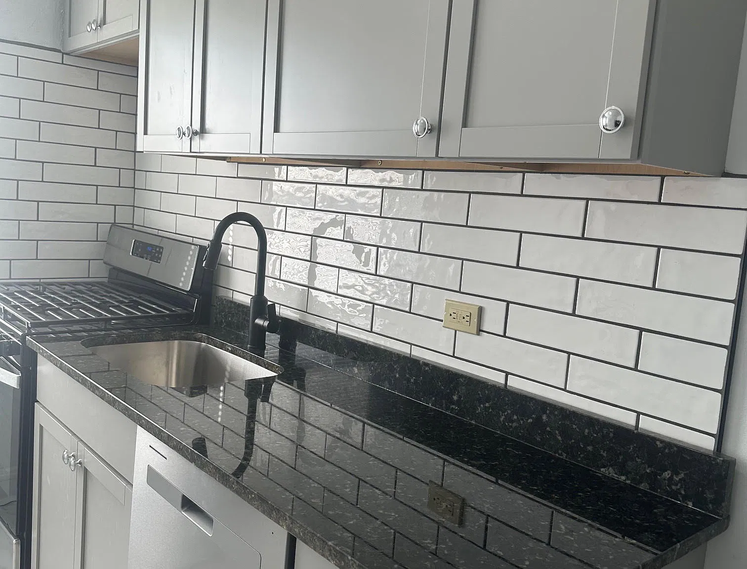 4033 W Melrose St — Photo 2