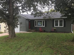 221 26th St NW, Cedar Rapids, IA 52405