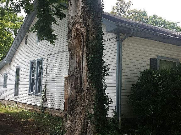 4th image of 823 E 10th Ave