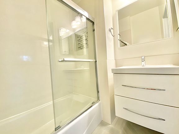 5th image of 824 S Kenmore Ave #23