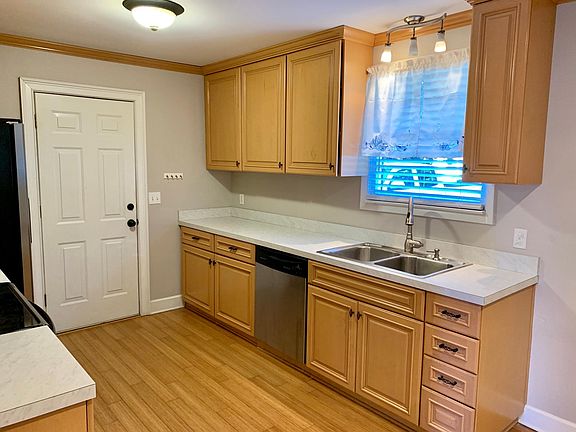 4th image of 104 Highland Ave