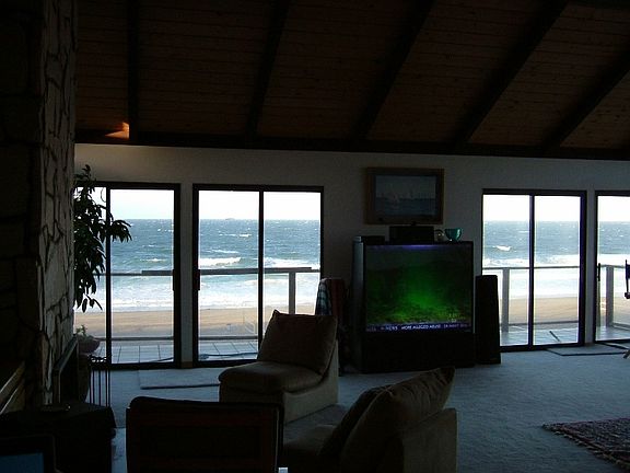 600 SQ FT LIVING ROOM
