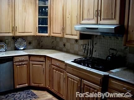 Custom Kitchen : 42" Hickory Cabinets, Stainless steel appliances, granite counter tops