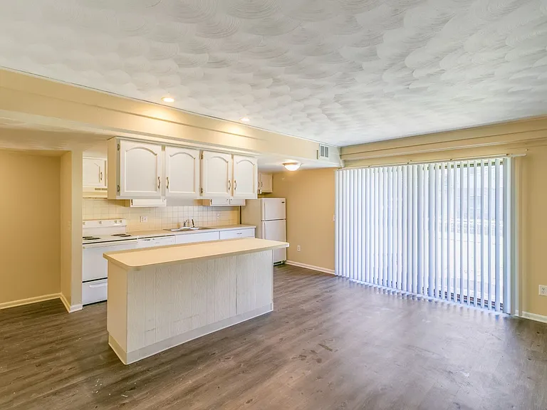 1306 E Miller Road 6114 Beechfield Dr — Photo 2
