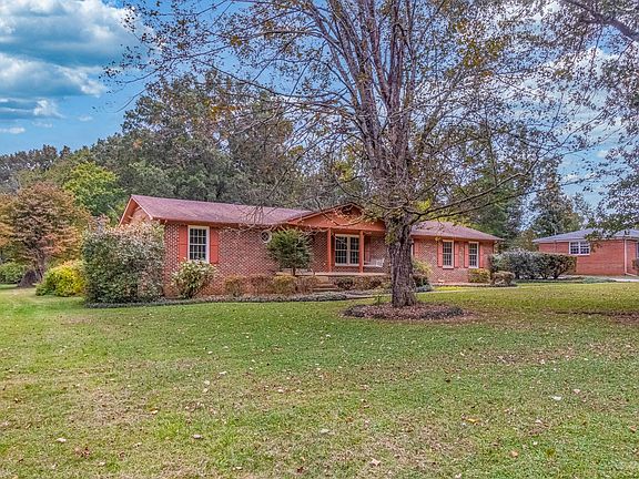 3rd image of 204 Lake Circle Dr