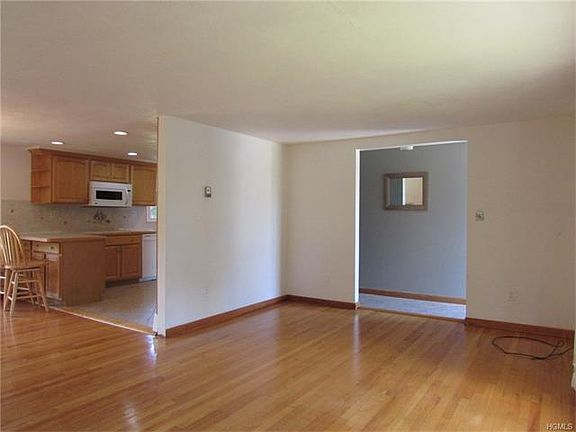 5th image of 23 Cresthaven Dr