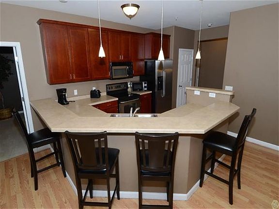 4th image of 670 East Ln #102
