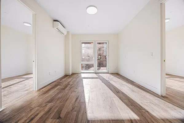 Living room, photo 2