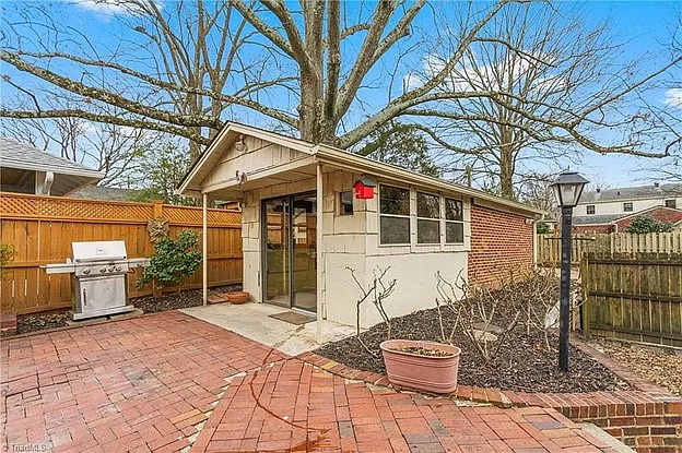 Detached building for storage/bonus area