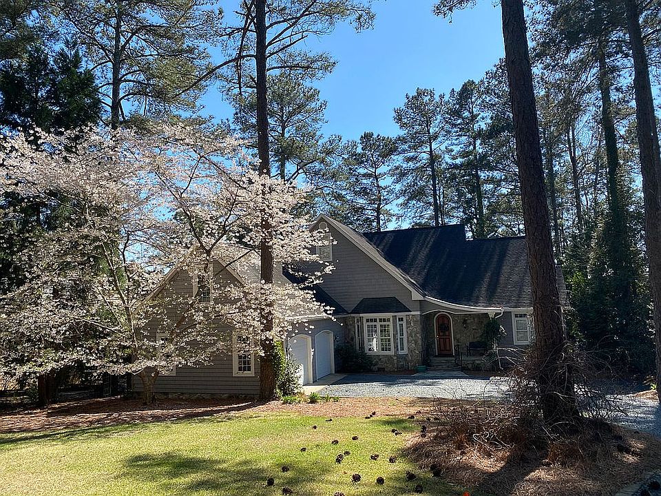 2nd image of 111 Glen Cove Ln