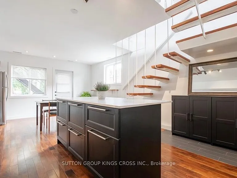 179 John St S #UPPER — Photo 2