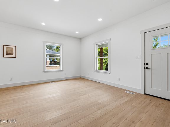 4th image of 2628 Woodrow Dr