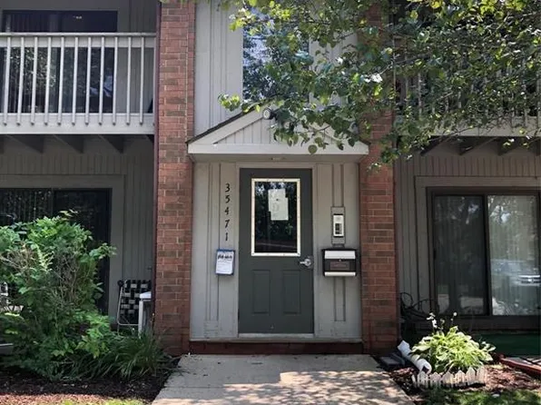 35471 Hickory Woods Dr APT 6, Clinton Township, MI 48035