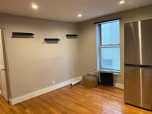 3rd image of 238 E 111th St APT 4B