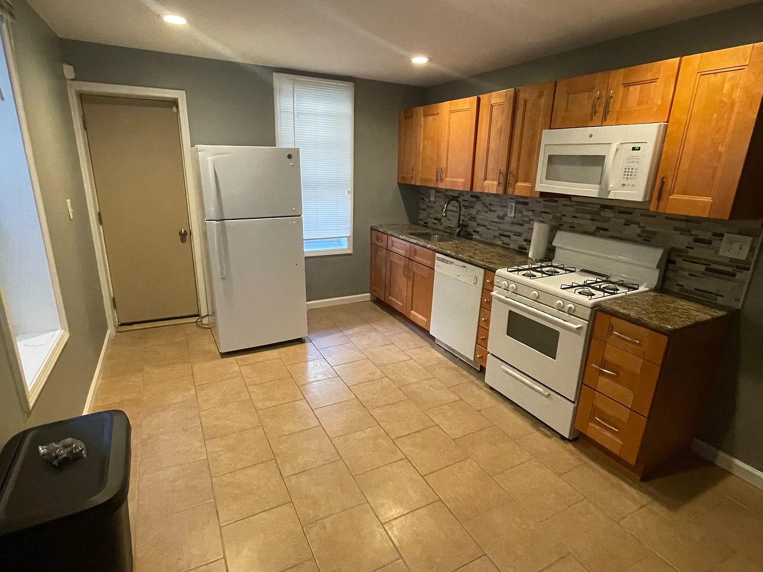 3 bed, 1.0 bath, 1200 sqft, $970 — Photo 2