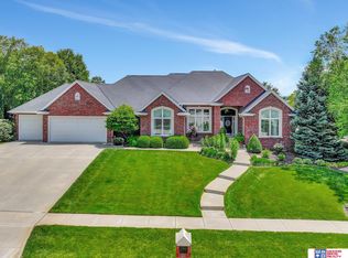 2311 Rock Cliff Dr, Lincoln, NE 68512