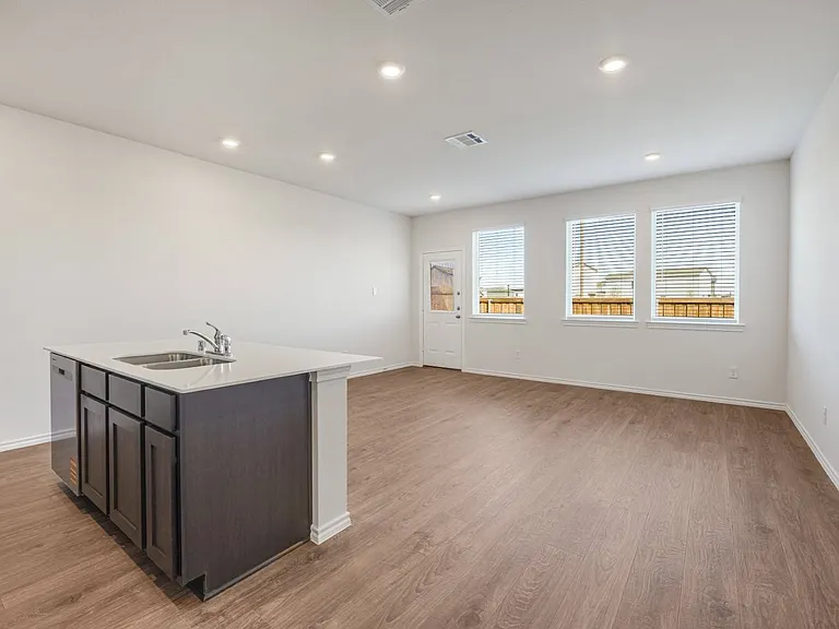 304 Cedar Ct — Photo 4