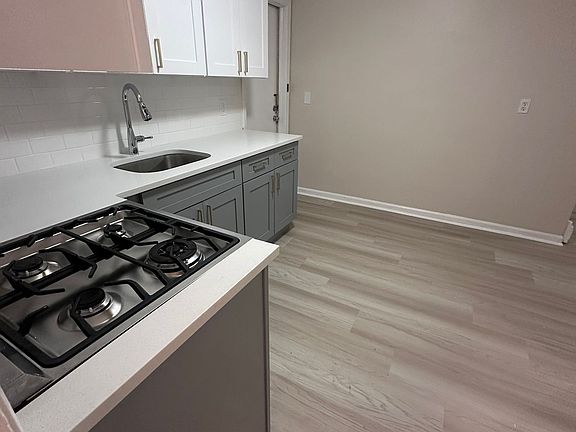 3rd image of 17 Newton Pl #4