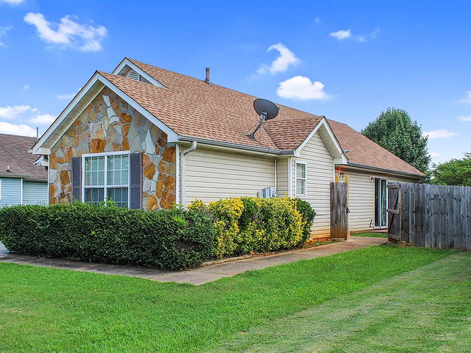 2nd image of 219 Autumn Lake Way