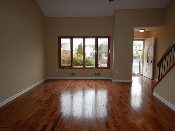 2nd image of 886 Pioneer Dr