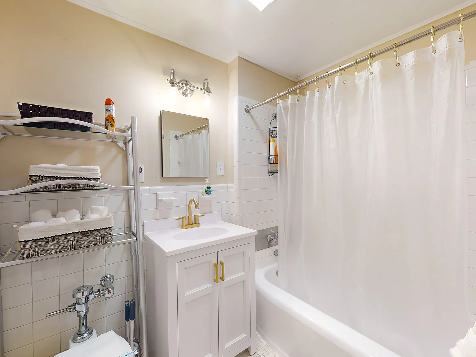 2 bed, 900 sqft, $7,995 — Photo 2