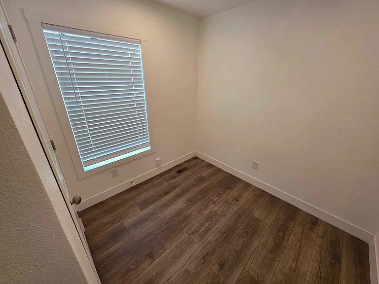 350 N 300 E #5 — Photo 16