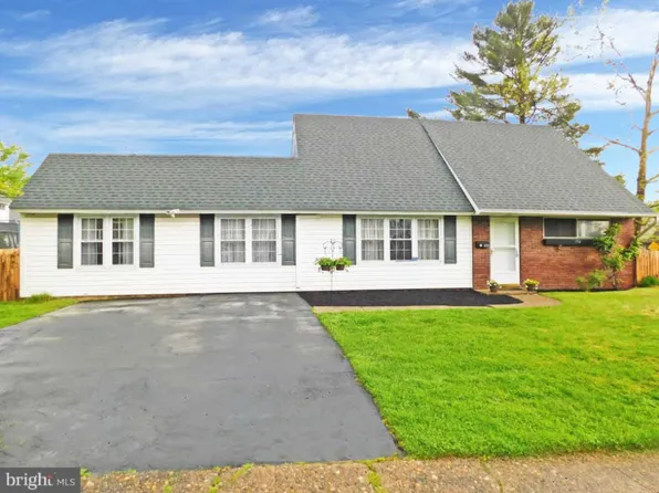 194 Cobalt Ridge Dr S, Levittown, PA 19057