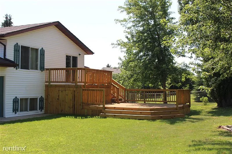 5 bed, 2.0 bath, 1768 sqft, $2,540 — Photo 2