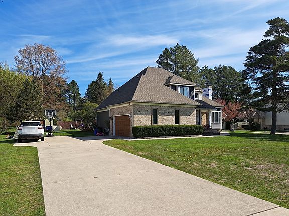 3rd image of 2896 Shorewood Blvd
