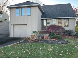 2826 Beach Dr, Merrick, NY 11566