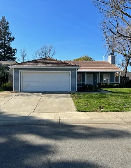 2502 Drummond Dr — Photo 1