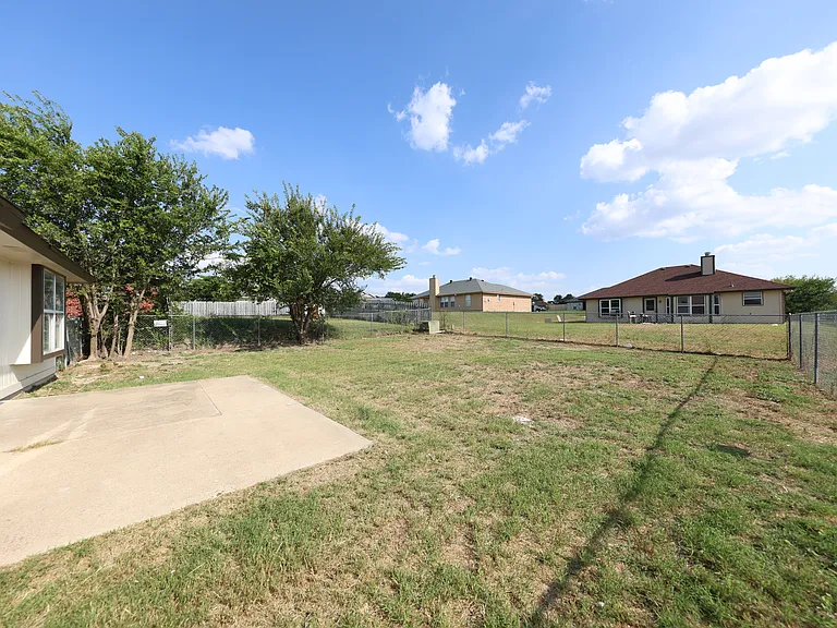 2502 Eastwood Dr — Photo 7