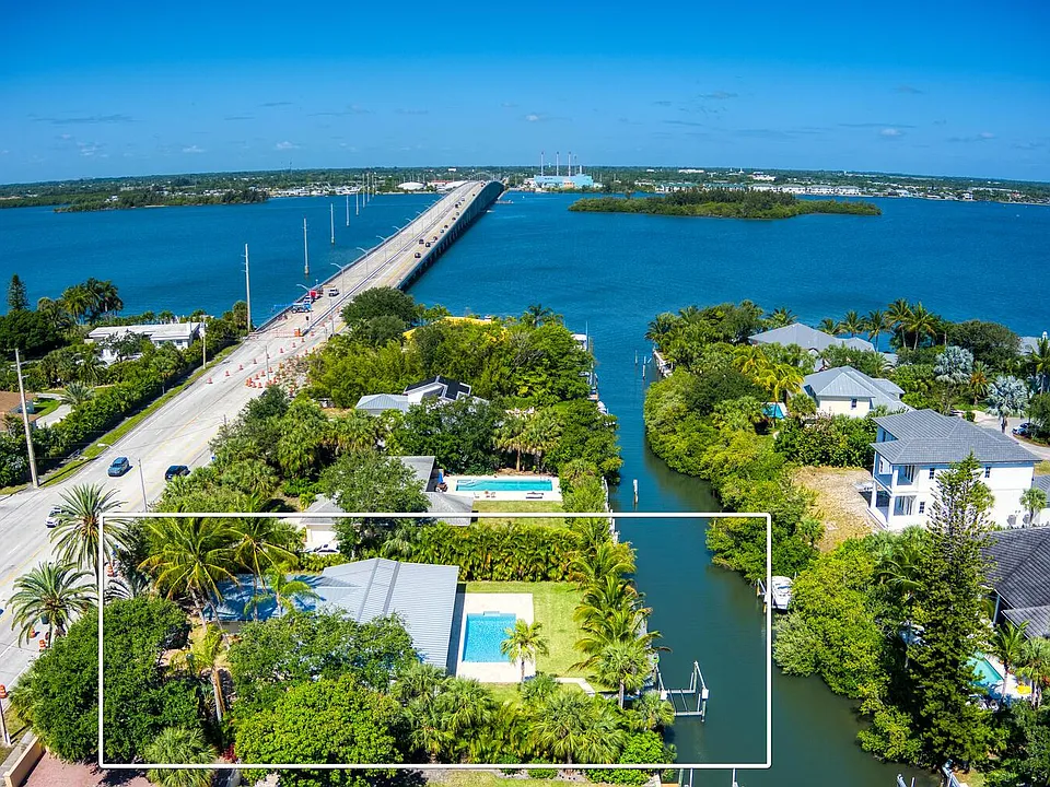537 E Causeway Blvd