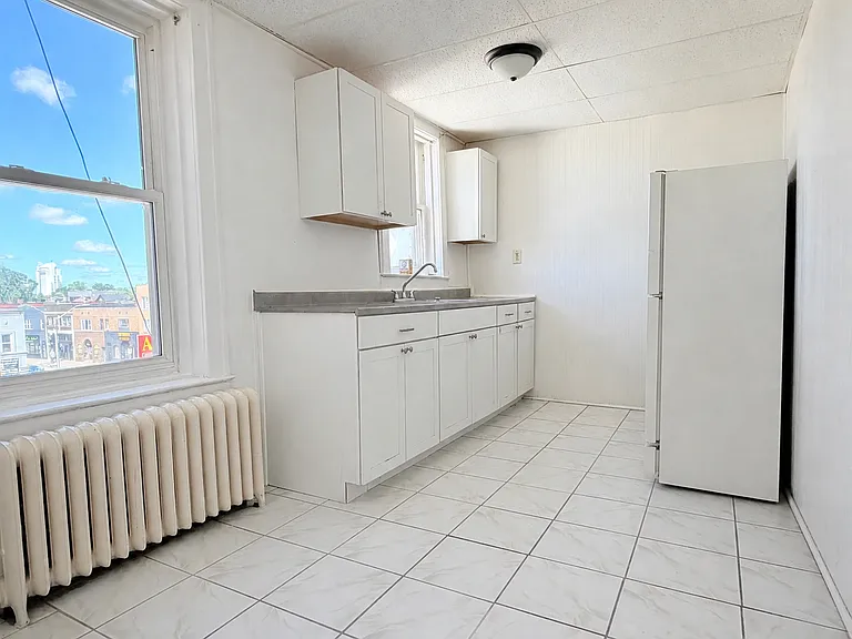 1441 Wyandotte St E #13 — Photo 6