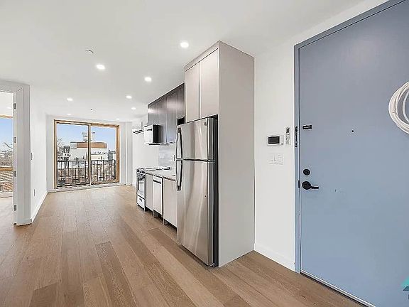 3rd image of 3216 Glenwood Rd #4C