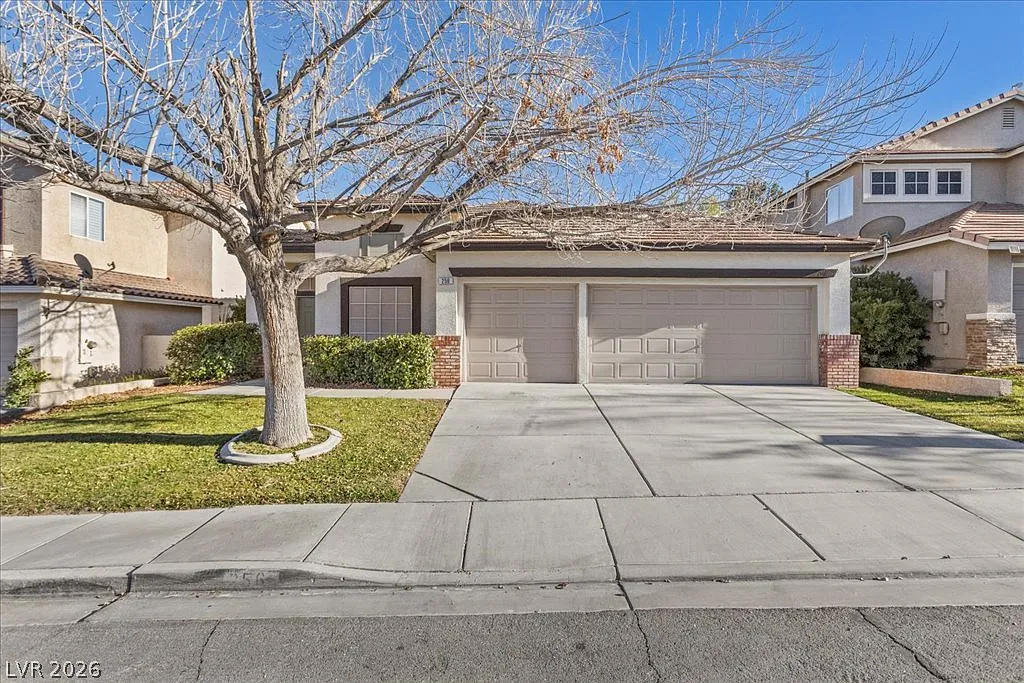 3 bed, 2.0 bath, 2020 sqft, $2,600 — Photo 1